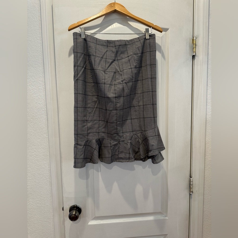 Banana Republic Skirt with Ruffle in Grey